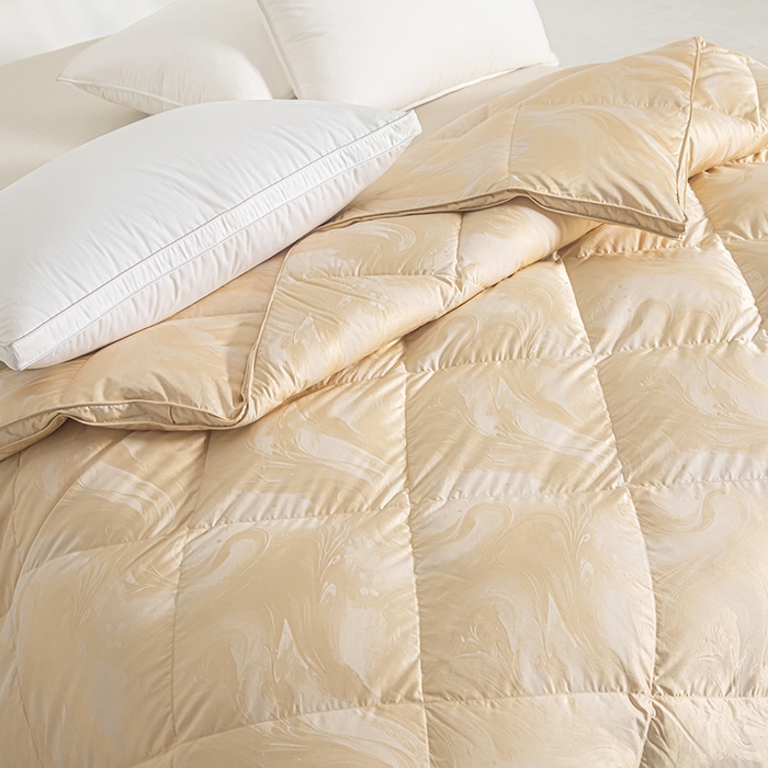 91家纺网 家纺一手货源 找家纺 御眠纺羽绒被壳 2025新款高端贡缎提花单层羽绒被壳 飘金色