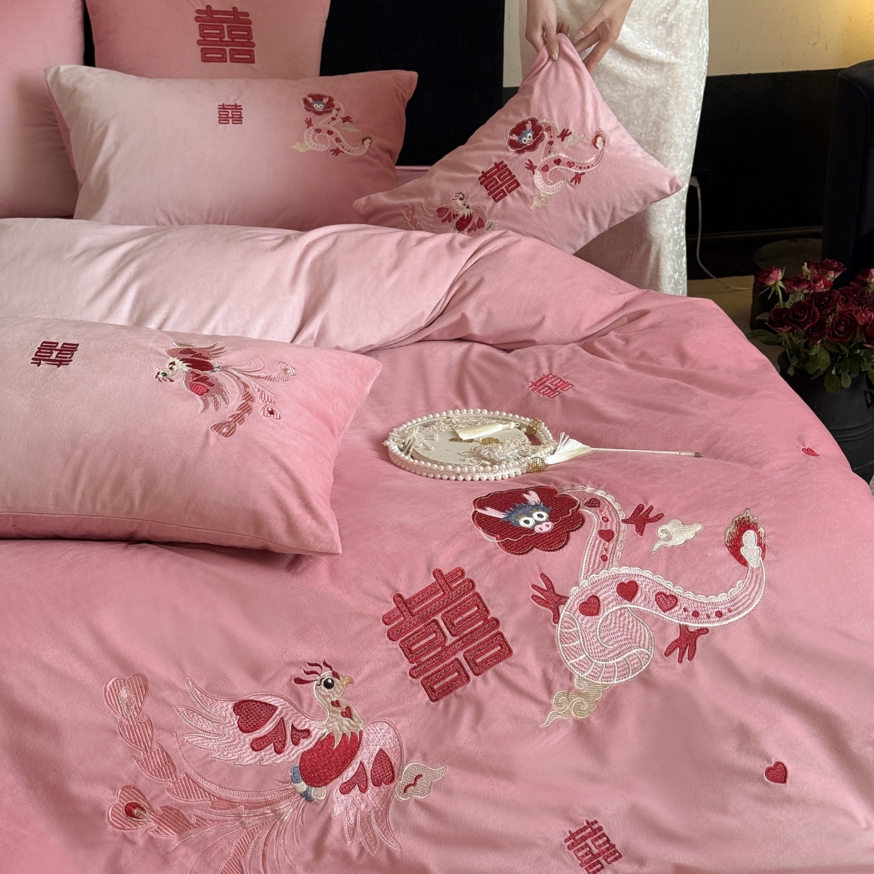 91家纺网 家纺一手货源 找家纺 （总）江涞 2025新款高克重婴肤绒数码印花刺绣四件套-小美满