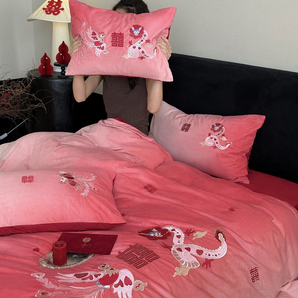 91家纺网 家纺一手货源 找家纺 江涞 2025新款高克重婴肤绒数码印花刺绣四件套-小美满 绒 小美满 红