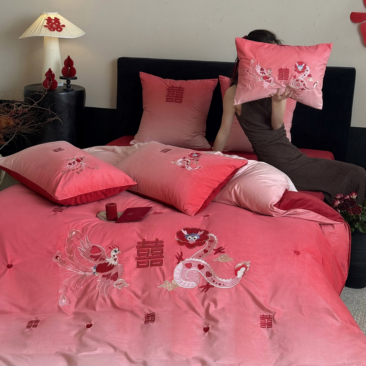 91家纺网 家纺一手货源 找家纺 江涞 2025新款高克重婴肤绒数码印花刺绣四件套-小美满 绒 小美满 红