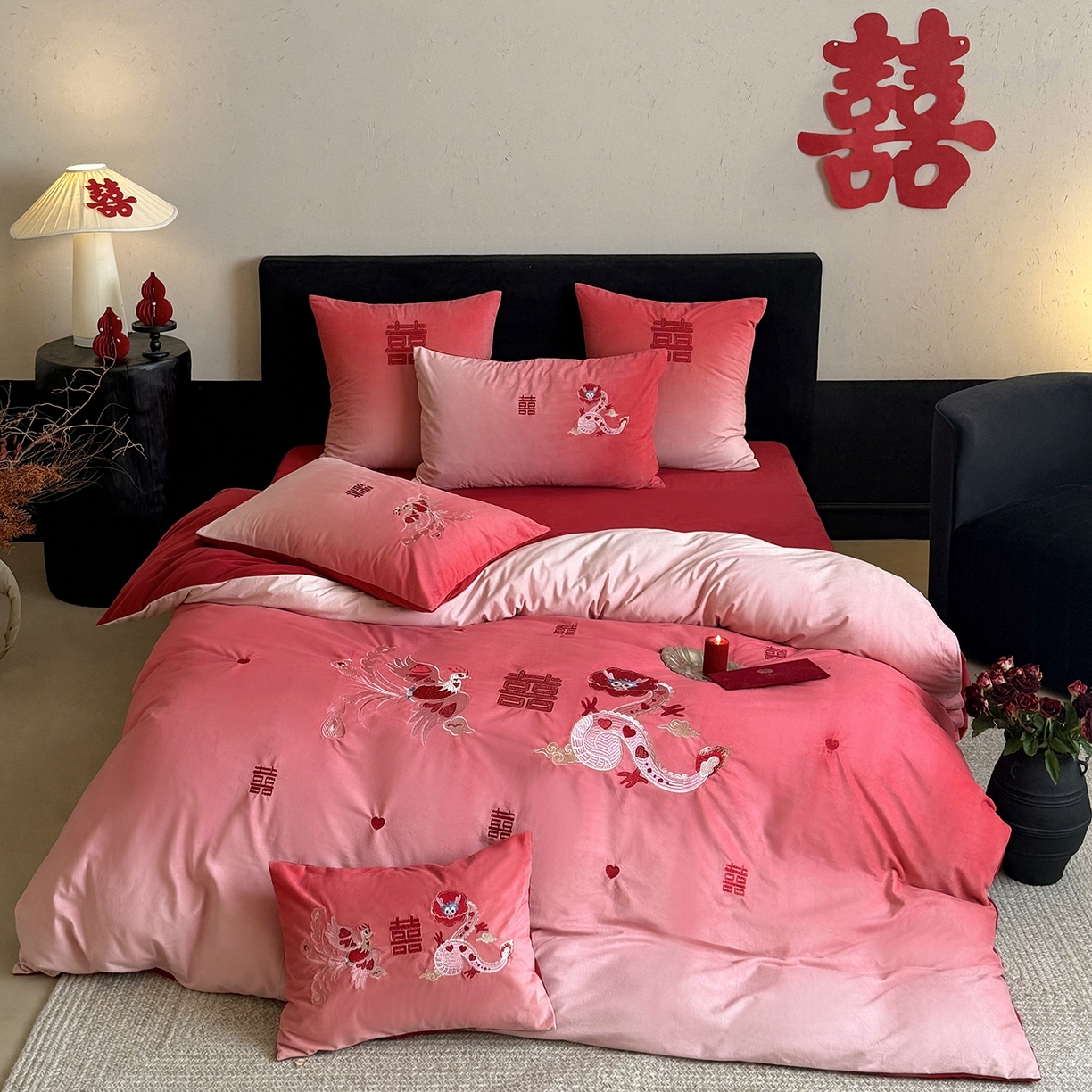 91家纺网 家纺一手货源 找家纺 江涞 2025新款高克重婴肤绒数码印花刺绣四件套-小美满 绒 小美满 红