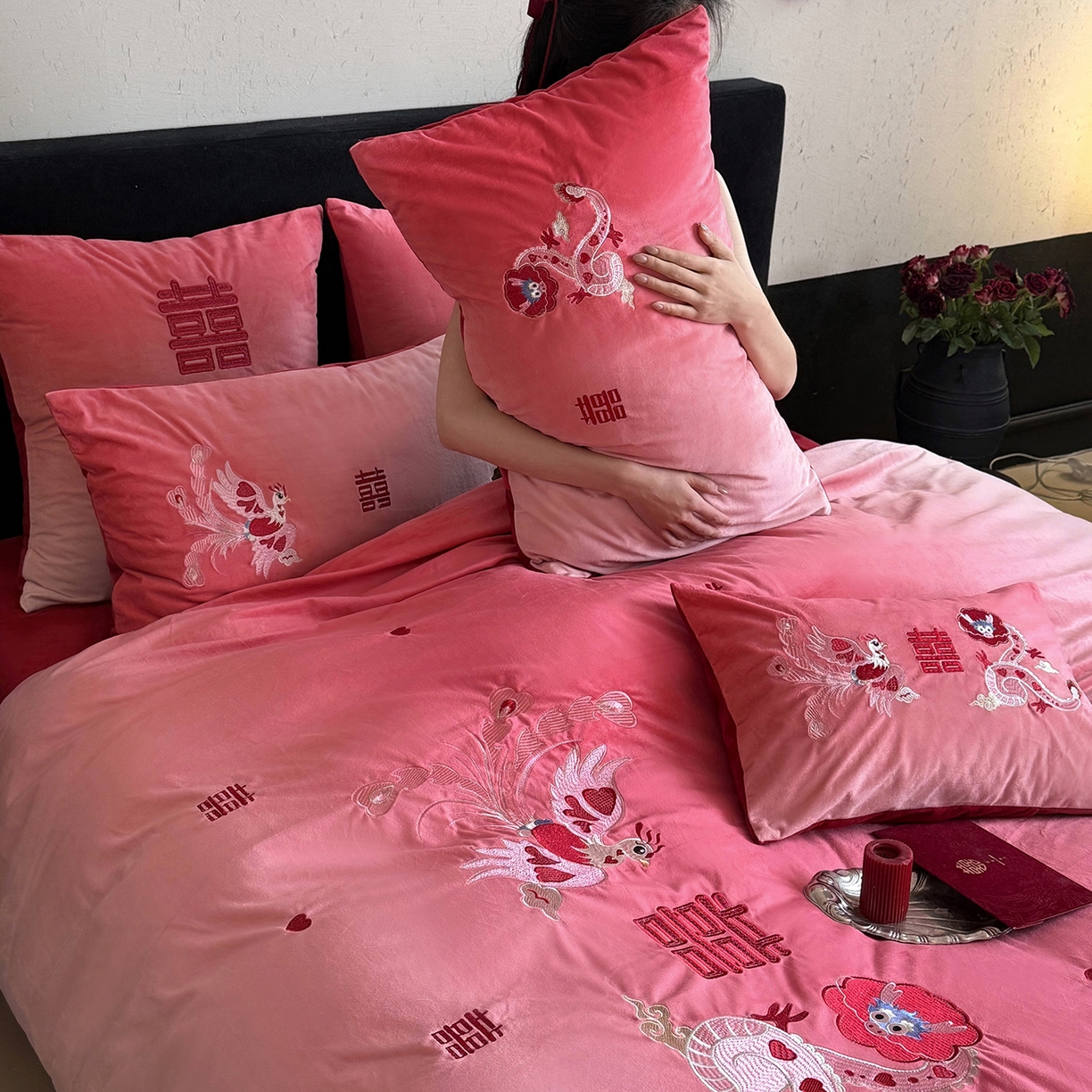 91家纺网 家纺一手货源 找家纺 江涞 2025新款高克重婴肤绒数码印花刺绣四件套-小美满 绒 小美满 红