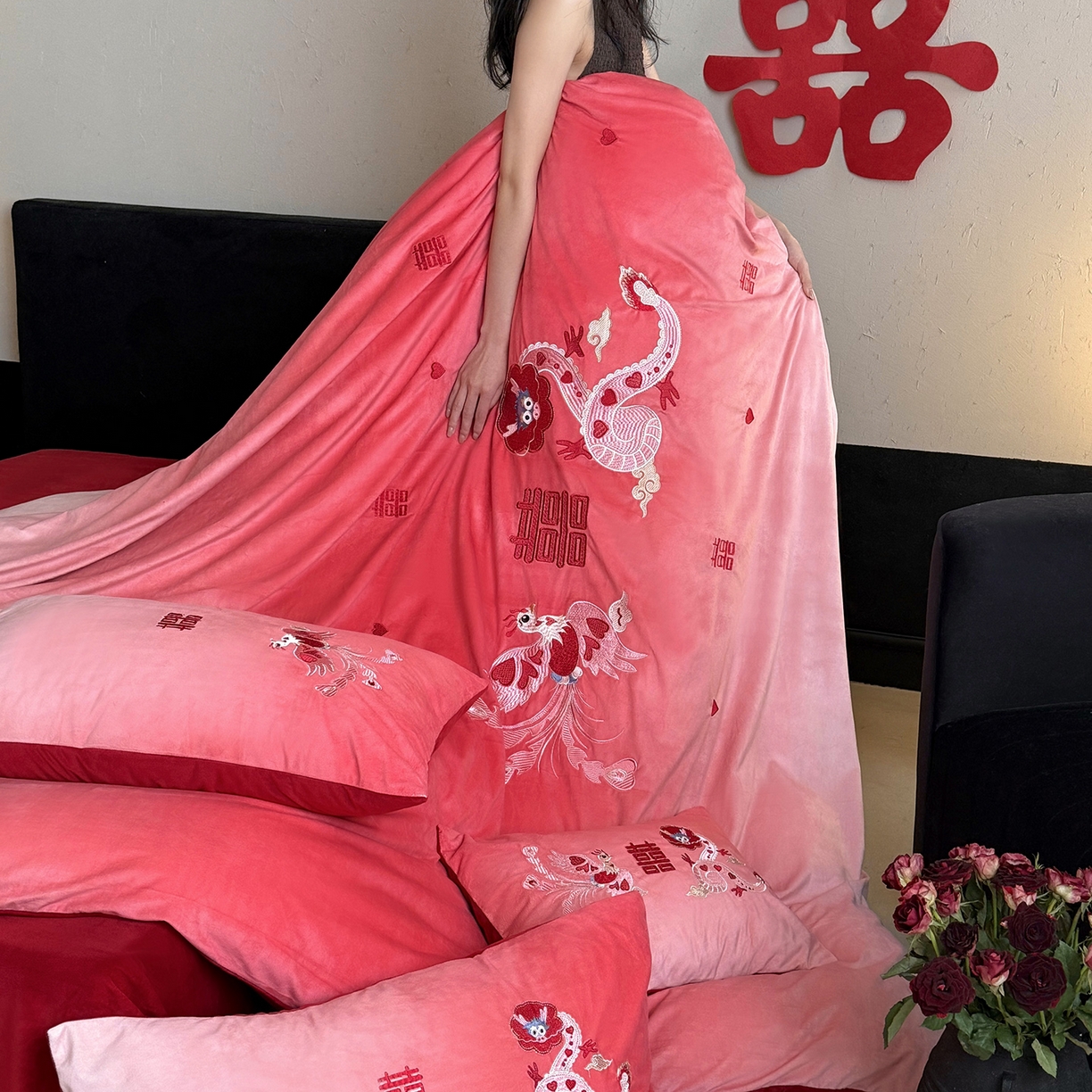 91家纺网 家纺一手货源 找家纺 江涞 2025新款高克重婴肤绒数码印花刺绣四件套-小美满 绒 小美满 红