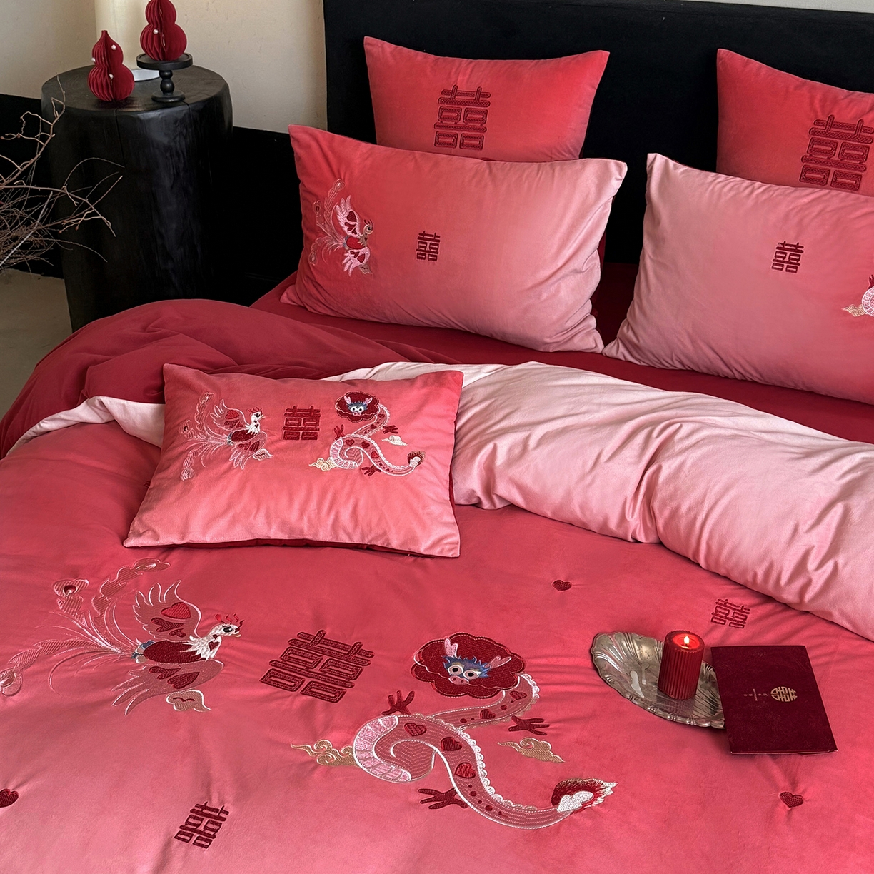 91家纺网 家纺一手货源 找家纺 江涞 2025新款高克重婴肤绒数码印花刺绣四件套-小美满 绒 小美满 红