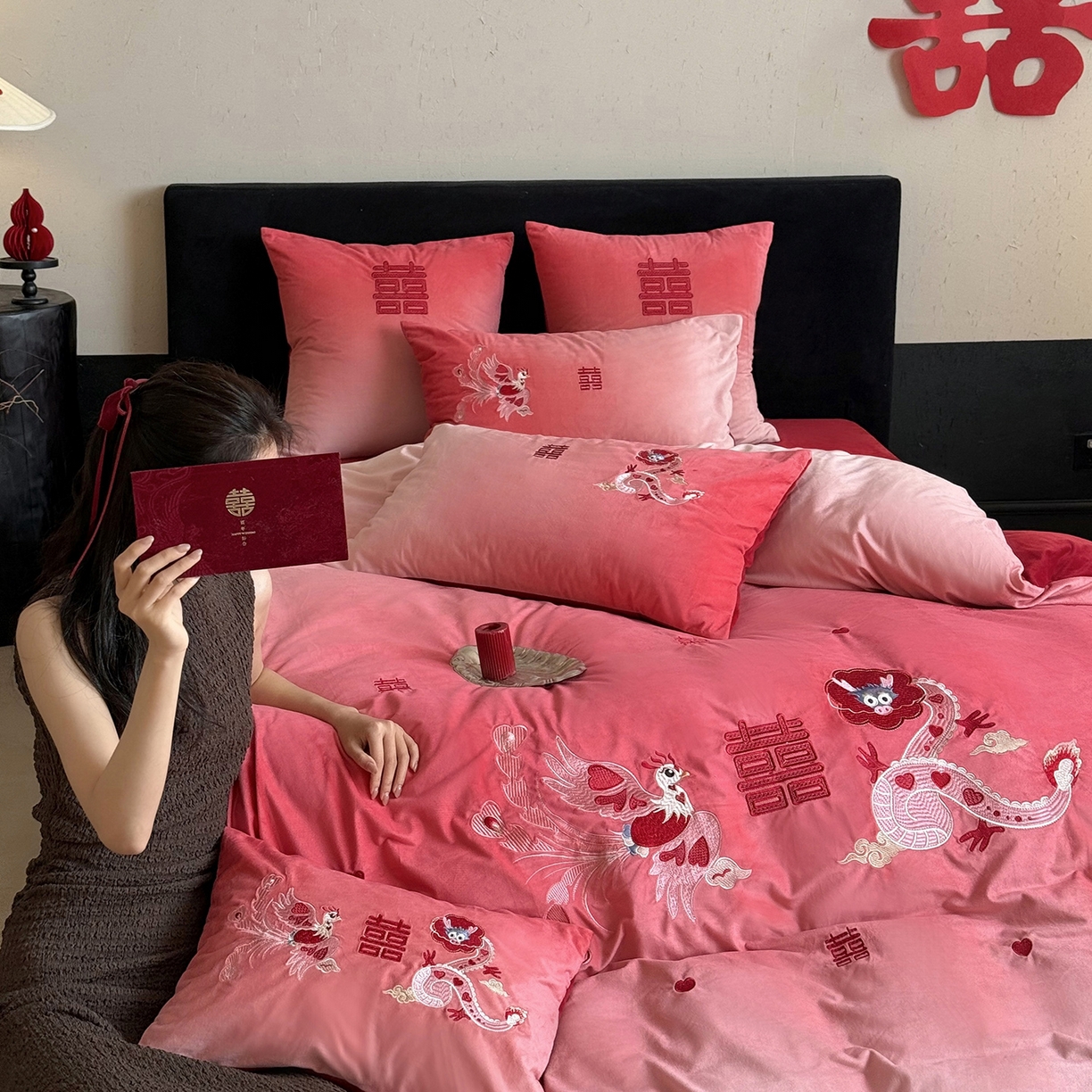 91家纺网 家纺一手货源 找家纺 江涞 2025新款高克重婴肤绒数码印花刺绣四件套-小美满 绒 小美满 红