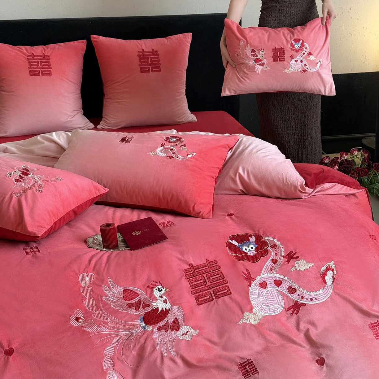 91家纺网 家纺一手货源 找家纺 江涞 2025新款高克重婴肤绒数码印花刺绣四件套-小美满 绒 小美满 红