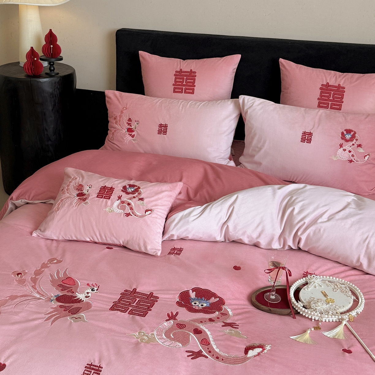 91家纺网 家纺一手货源 找家纺 江涞 2025新款高克重婴肤绒数码印花刺绣四件套-小美满 绒 小美满 粉