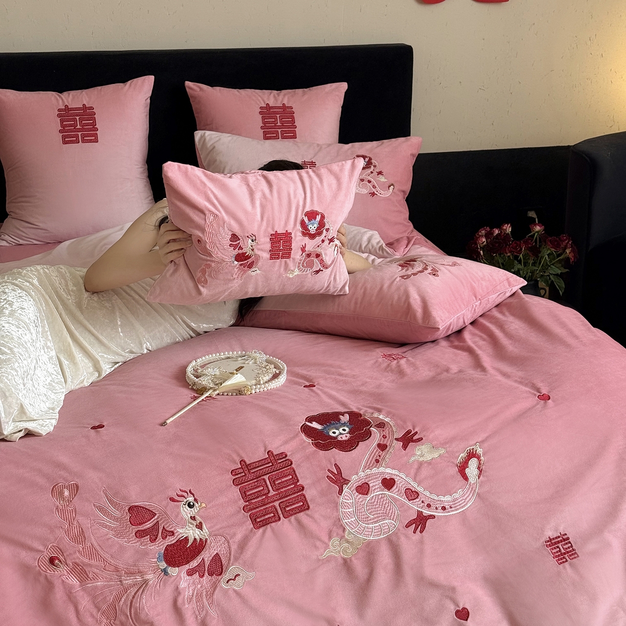 91家纺网 家纺一手货源 找家纺 江涞 2025新款高克重婴肤绒数码印花刺绣四件套-小美满 绒 小美满 粉