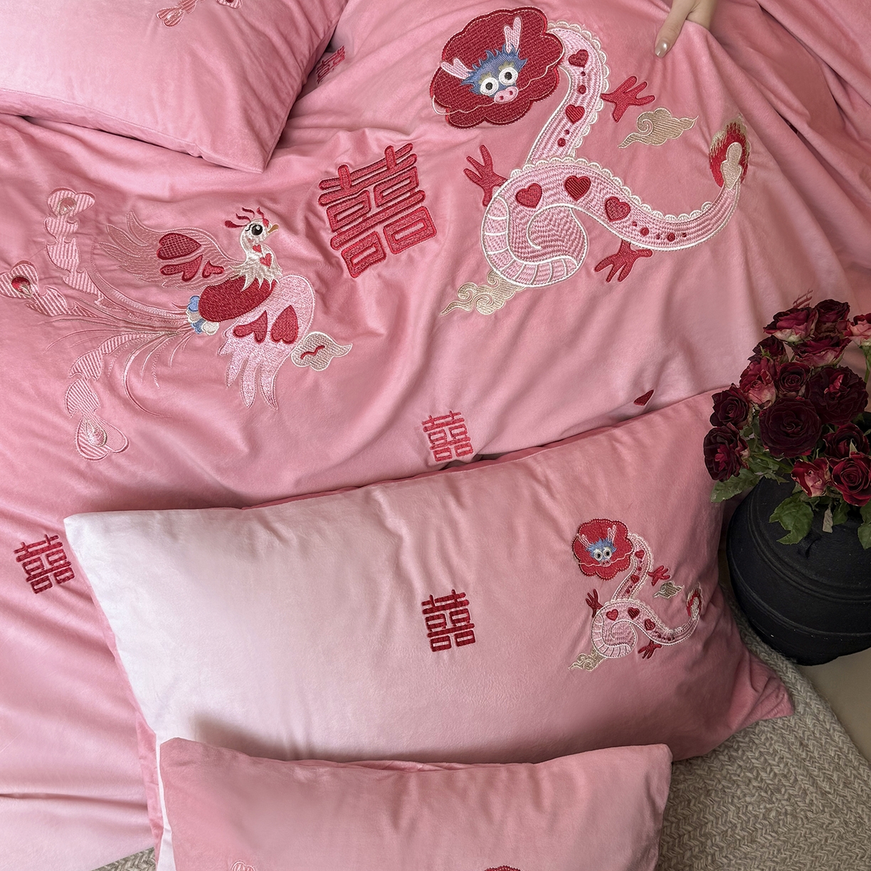 91家纺网 家纺一手货源 找家纺 江涞 2025新款高克重婴肤绒数码印花刺绣四件套-小美满 绒 小美满 粉