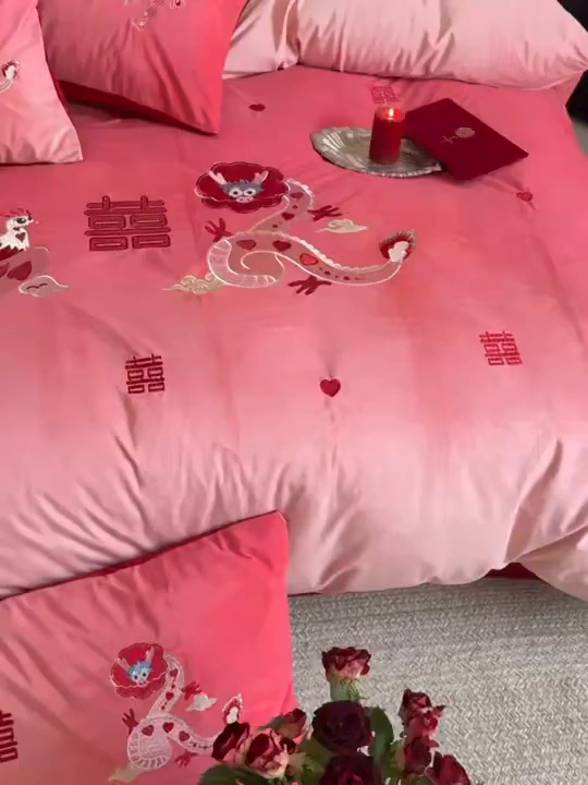 91家纺网 家纺一手货源 找家纺 江涞 2025新款高克重婴肤绒数码印花刺绣四件套-小美满 绒 小美满 红