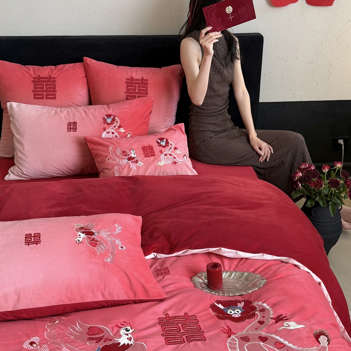 91家纺网 家纺一手货源 找家纺 江涞 2025新款高克重婴肤绒数码印花刺绣四件套-小美满 绒 小美满 红