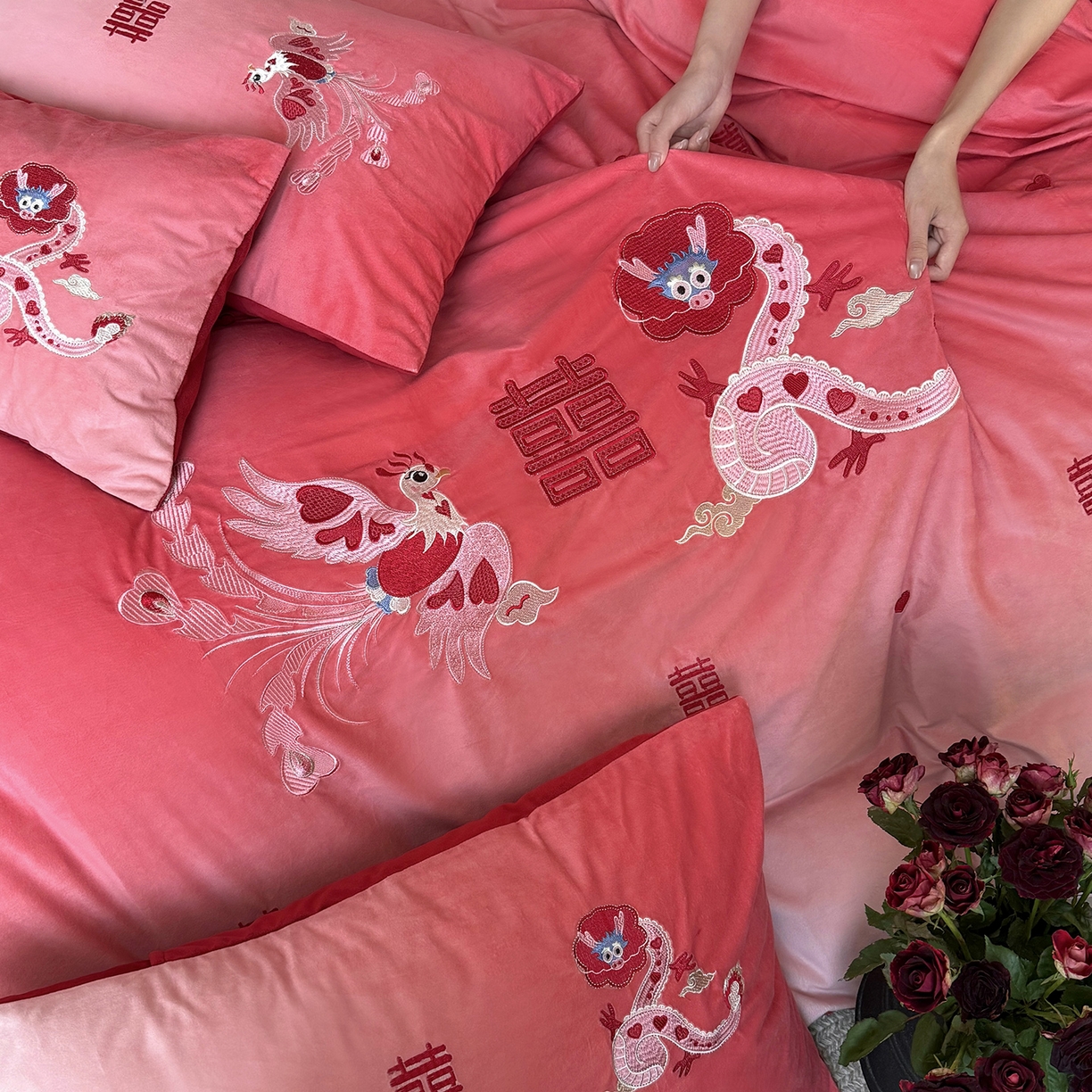 91家纺网 家纺一手货源 找家纺 江涞 2025新款高克重婴肤绒数码印花刺绣四件套-小美满 绒 小美满 红