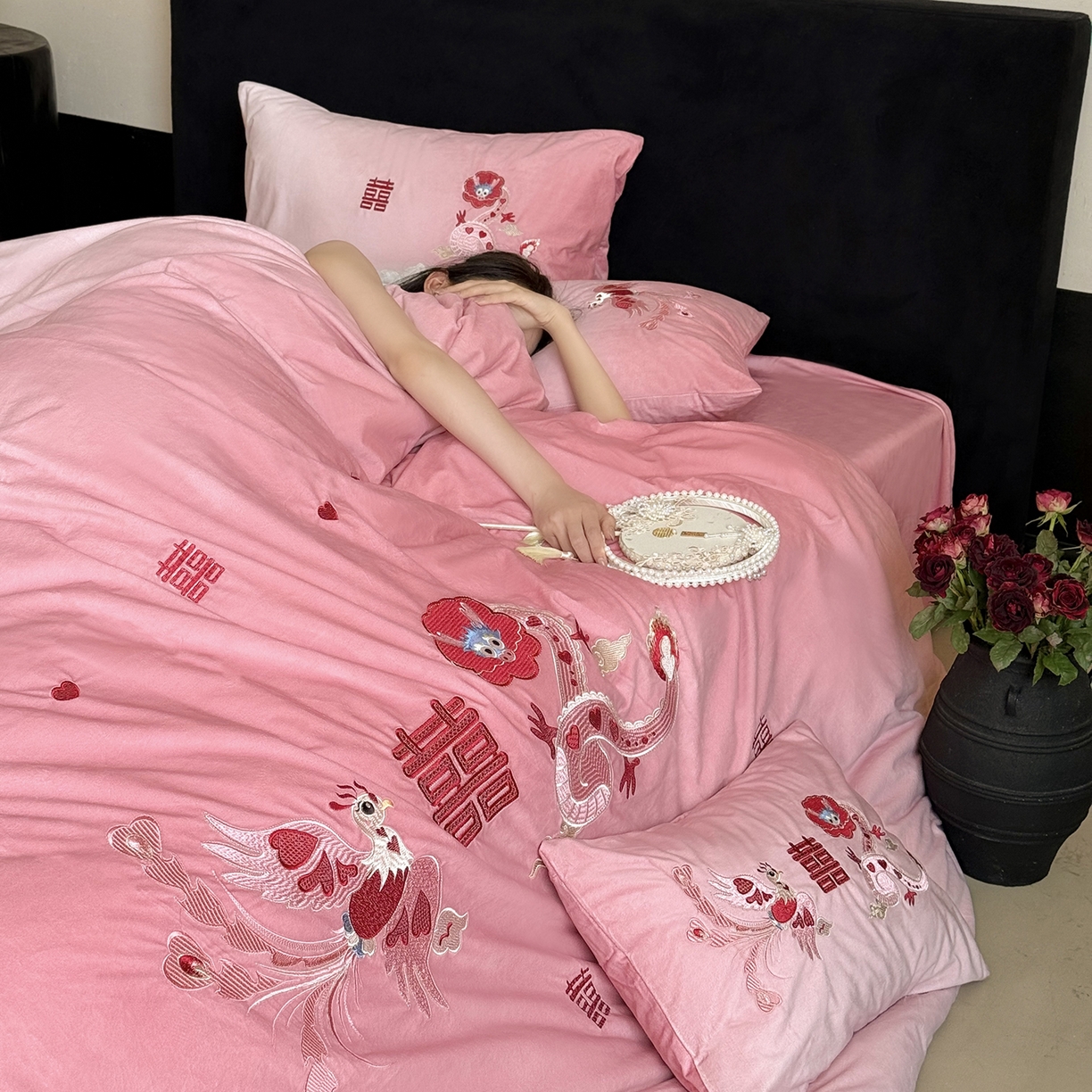 91家纺网 家纺一手货源 找家纺 江涞 2025新款高克重婴肤绒数码印花刺绣四件套-小美满 绒 小美满 粉