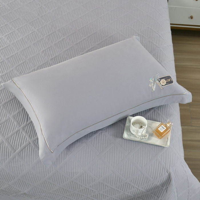 91家纺网 家纺一手货源 找家纺 OL家纺 2025新款全棉磨毛刺绣床盖夹棉四件套-胜利之花系列 胜利之花-绅士灰