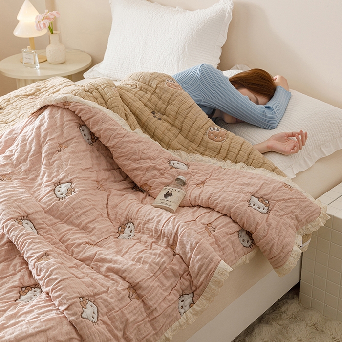 91家纺网 家纺一手货源 找家纺 麻依 2025新款卡通安心棉泡芙被十层全棉纱布被子被芯 粉色KT猫