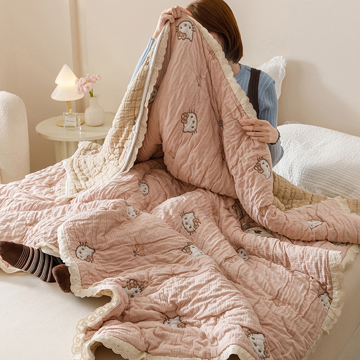 91家纺网 家纺一手货源 找家纺 麻依 2025新款卡通安心棉泡芙被十层全棉纱布被子被芯 粉色KT猫