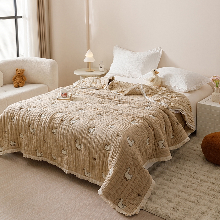 91家纺网 家纺一手货源 找家纺 麻依 2025新款卡通安心棉泡芙被十层全棉纱布被子被芯 可爱鸭鸭