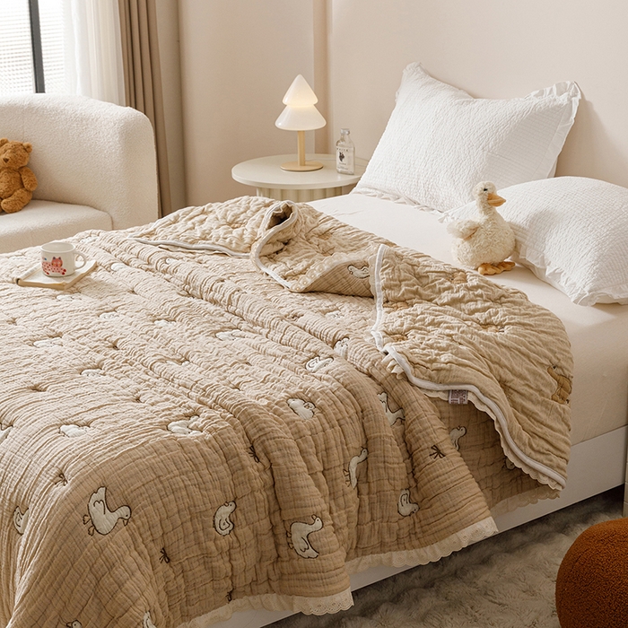 91家纺网 家纺一手货源 找家纺 麻依 2025新款卡通安心棉泡芙被十层全棉纱布被子被芯 可爱鸭鸭