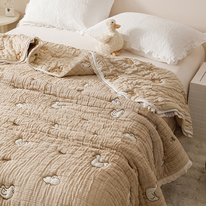 91家纺网 家纺一手货源 找家纺 麻依 2025新款卡通安心棉泡芙被十层全棉纱布被子被芯 可爱鸭鸭