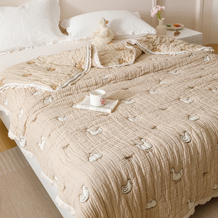 91家纺网 家纺一手货源 找家纺 麻依 2025新款卡通安心棉泡芙被十层全棉纱布被子被芯 可爱鸭鸭