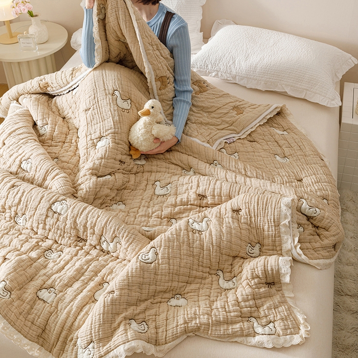 91家纺网 家纺一手货源 找家纺 麻依 2025新款卡通安心棉泡芙被十层全棉纱布被子被芯 可爱鸭鸭