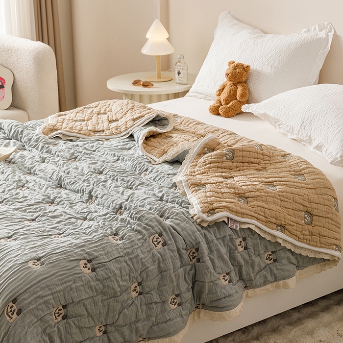 91家纺网 家纺一手货源 找家纺 麻依 2025新款卡通安心棉泡芙被十层全棉纱布被子被芯 蓝色熊猫