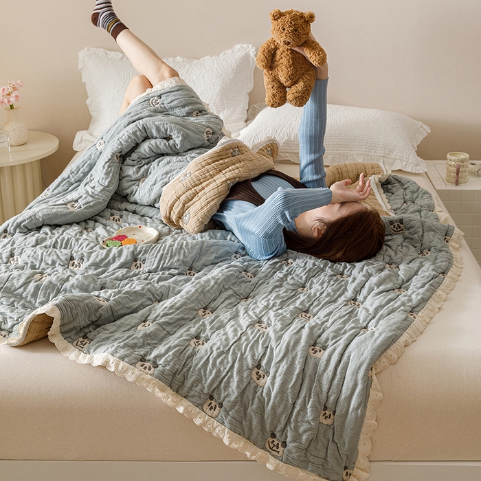 91家纺网 家纺一手货源 找家纺 麻依 2025新款卡通安心棉泡芙被十层全棉纱布被子被芯 蓝色熊猫