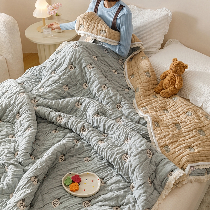 91家纺网 家纺一手货源 找家纺 麻依 2025新款卡通安心棉泡芙被十层全棉纱布被子被芯 蓝色熊猫