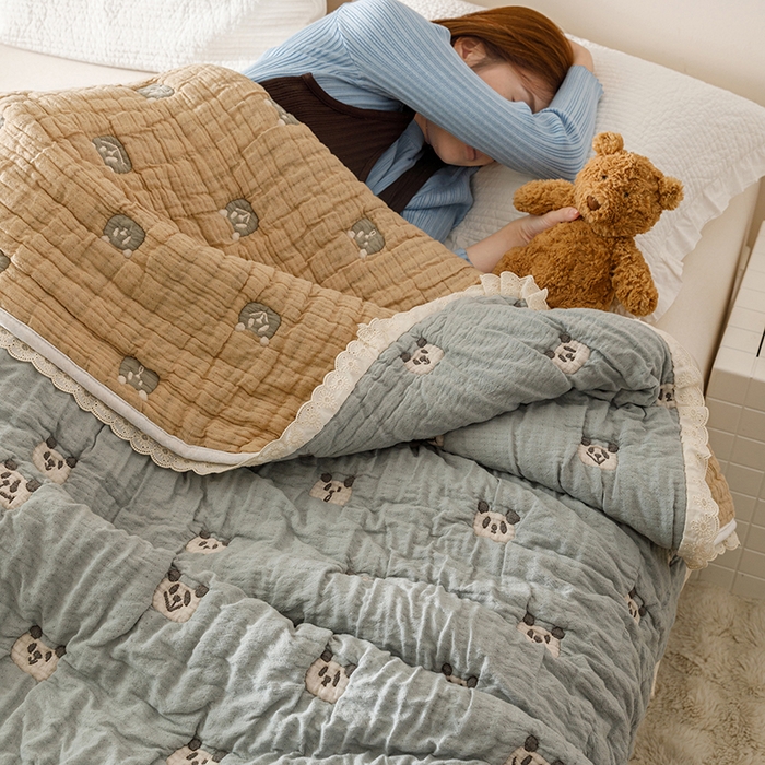 91家纺网 家纺一手货源 找家纺 麻依 2025新款卡通安心棉泡芙被十层全棉纱布被子被芯 蓝色熊猫