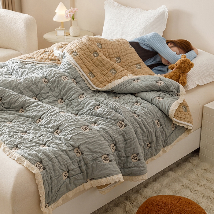 91家纺网 家纺一手货源 找家纺 麻依 2025新款卡通安心棉泡芙被十层全棉纱布被子被芯 蓝色熊猫