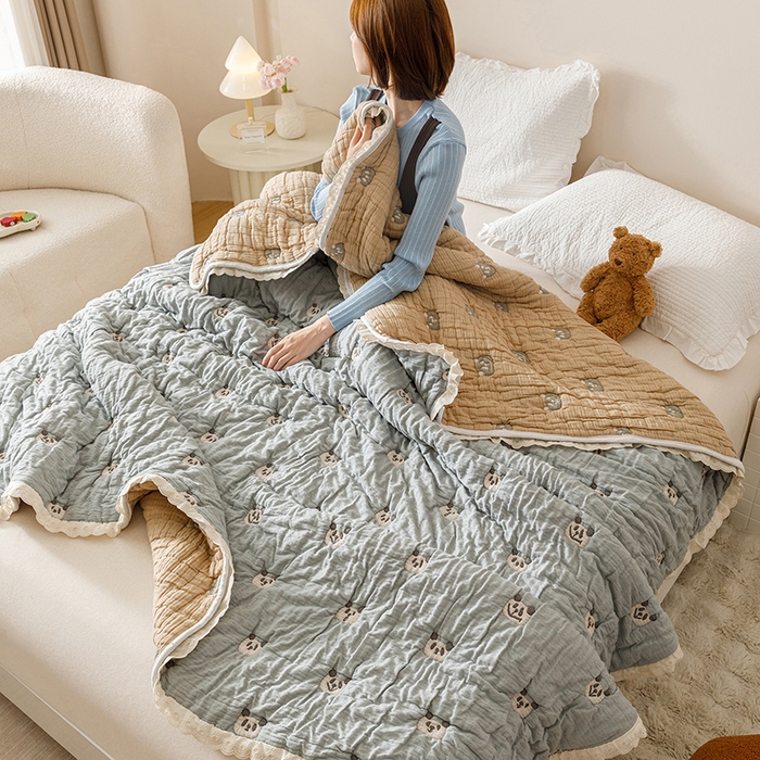 91家纺网 家纺一手货源 找家纺 麻依 2025新款卡通安心棉泡芙被十层全棉纱布被子被芯 蓝色熊猫