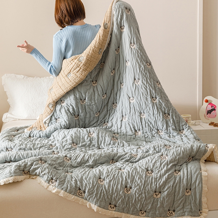 91家纺网 家纺一手货源 找家纺 麻依 2025新款卡通安心棉泡芙被十层全棉纱布被子被芯 蓝色熊猫