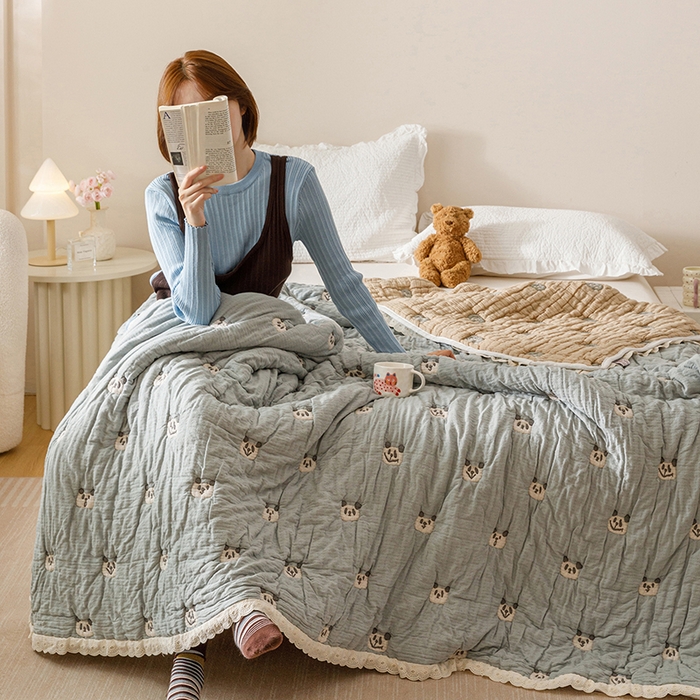 91家纺网 家纺一手货源 找家纺 麻依 2025新款卡通安心棉泡芙被十层全棉纱布被子被芯 蓝色熊猫