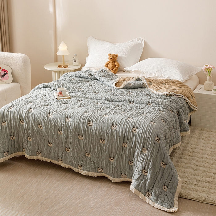 91家纺网 家纺一手货源 找家纺 麻依 2025新款卡通安心棉泡芙被十层全棉纱布被子被芯 蓝色熊猫