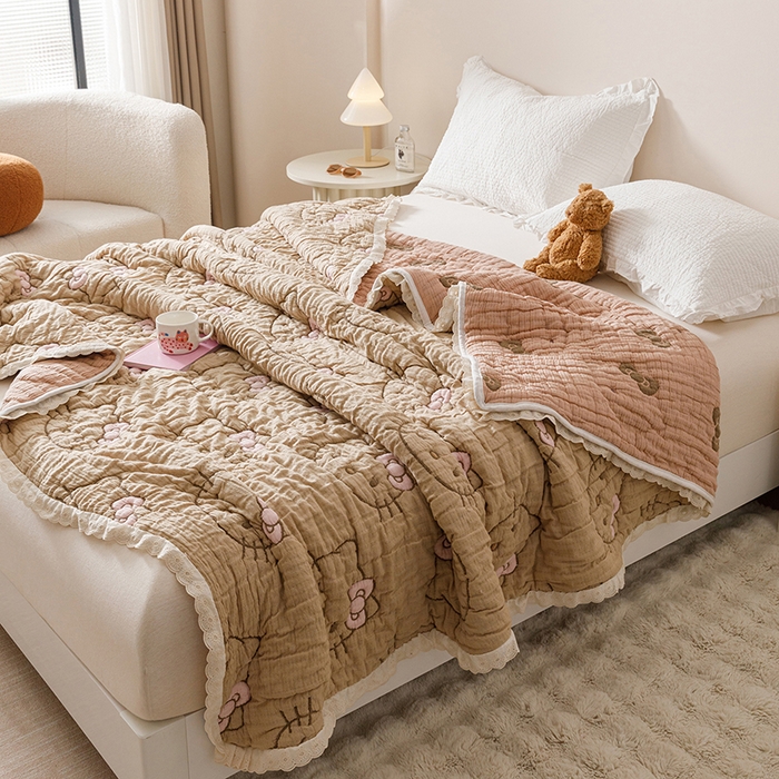 91家纺网 家纺一手货源 找家纺 麻依 2025新款卡通安心棉泡芙被十层全棉纱布被子被芯 团团KT