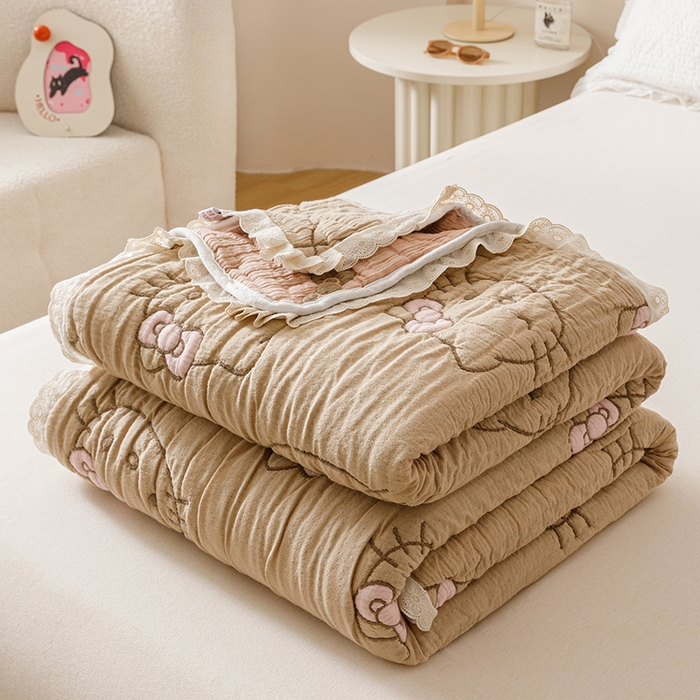 91家纺网 家纺一手货源 找家纺 麻依 2025新款卡通安心棉泡芙被十层全棉纱布被子被芯 团团KT