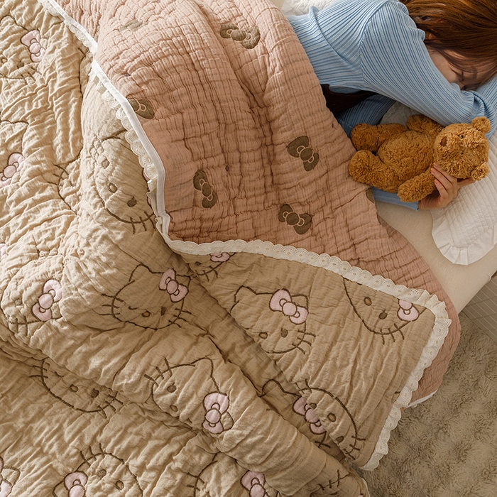 91家纺网 家纺一手货源 找家纺 麻依 2025新款卡通安心棉泡芙被十层全棉纱布被子被芯 团团KT