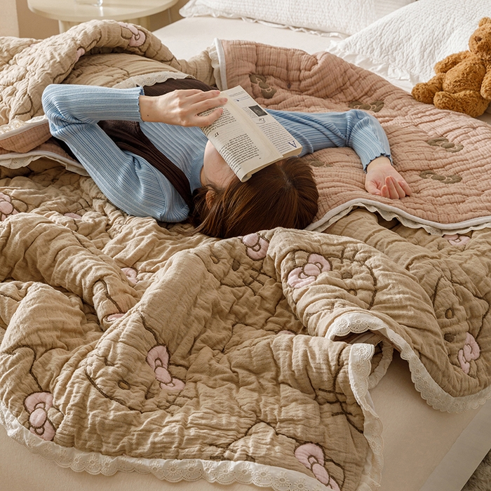 91家纺网 家纺一手货源 找家纺 麻依 2025新款卡通安心棉泡芙被十层全棉纱布被子被芯 团团KT