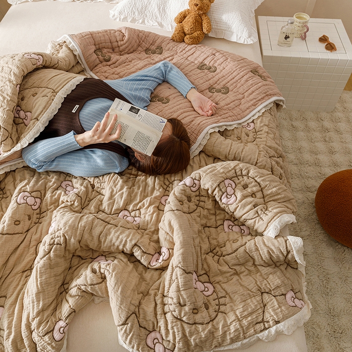 91家纺网 家纺一手货源 找家纺 麻依 2025新款卡通安心棉泡芙被十层全棉纱布被子被芯 团团KT