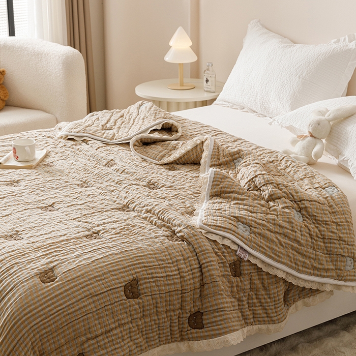 91家纺网 家纺一手货源 找家纺 麻依 2025新款卡通安心棉泡芙被十层全棉纱布被子被芯 小熊格格