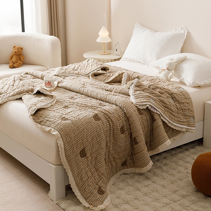 91家纺网 家纺一手货源 找家纺 麻依 2025新款卡通安心棉泡芙被十层全棉纱布被子被芯 小熊格格