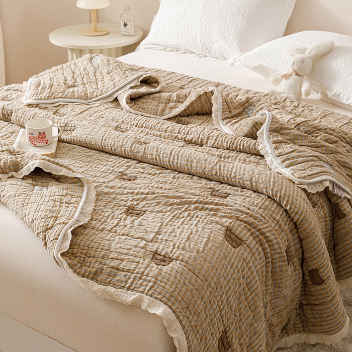 91家纺网 家纺一手货源 找家纺 麻依 2025新款卡通安心棉泡芙被十层全棉纱布被子被芯 小熊格格