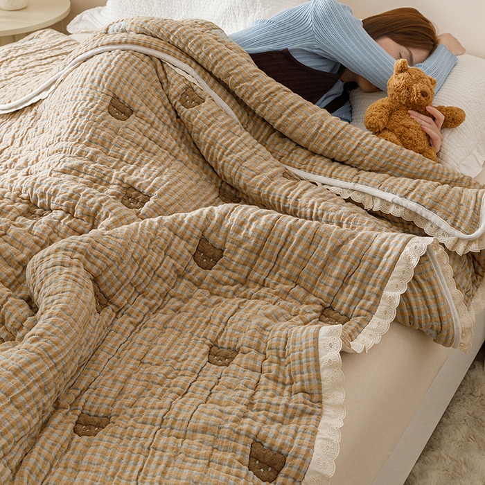 91家纺网 家纺一手货源 找家纺 麻依 2025新款卡通安心棉泡芙被十层全棉纱布被子被芯 小熊格格