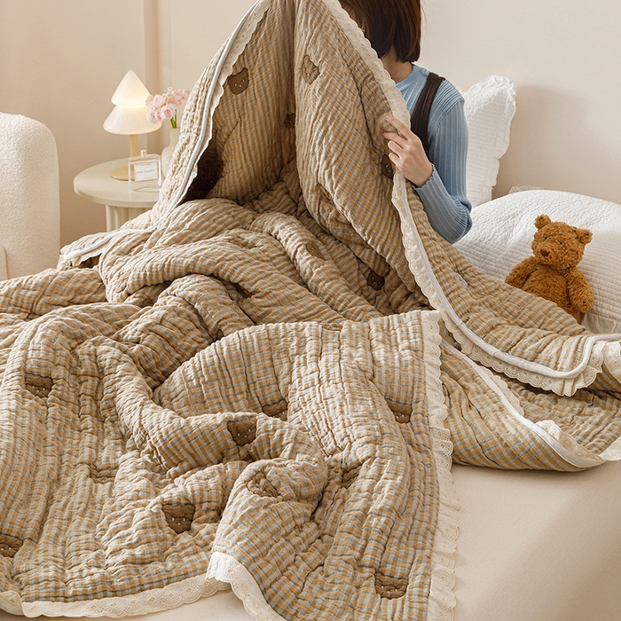 91家纺网 家纺一手货源 找家纺 麻依 2025新款卡通安心棉泡芙被十层全棉纱布被子被芯 小熊格格