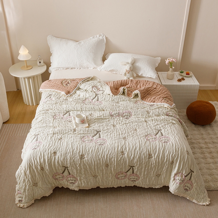 91家纺网 家纺一手货源 找家纺 麻依 2025新款卡通安心棉泡芙被十层全棉纱布被子被芯 樱桃兔猫