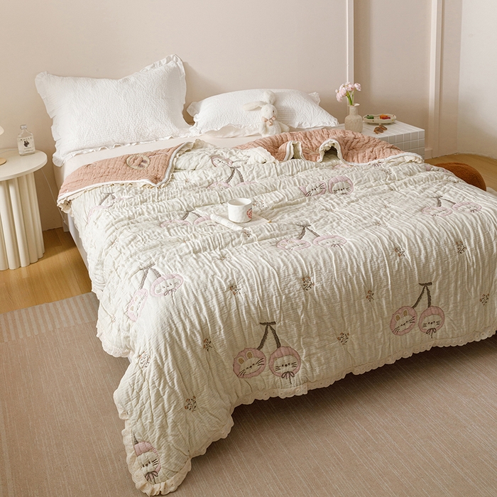 91家纺网 家纺一手货源 找家纺 麻依 2025新款卡通安心棉泡芙被十层全棉纱布被子被芯 樱桃兔猫