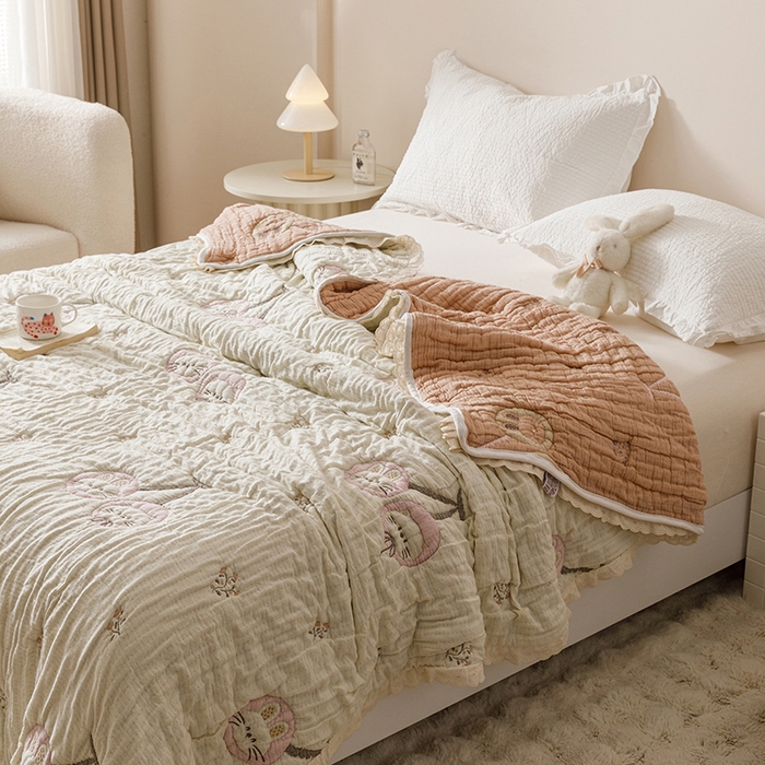 91家纺网 家纺一手货源 找家纺 麻依 2025新款卡通安心棉泡芙被十层全棉纱布被子被芯 樱桃兔猫