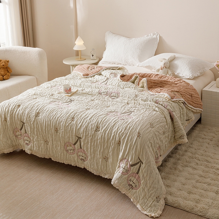 91家纺网 家纺一手货源 找家纺 麻依 2025新款卡通安心棉泡芙被十层全棉纱布被子被芯 樱桃兔猫