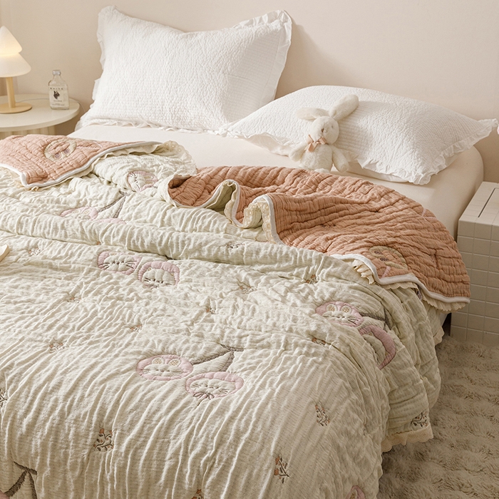 91家纺网 家纺一手货源 找家纺 麻依 2025新款卡通安心棉泡芙被十层全棉纱布被子被芯 樱桃兔猫