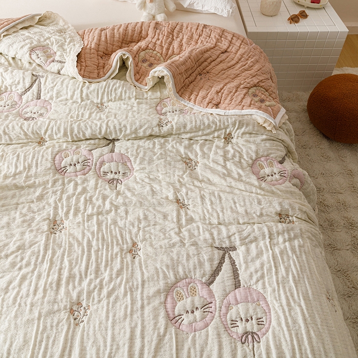 91家纺网 家纺一手货源 找家纺 麻依 2025新款卡通安心棉泡芙被十层全棉纱布被子被芯 樱桃兔猫